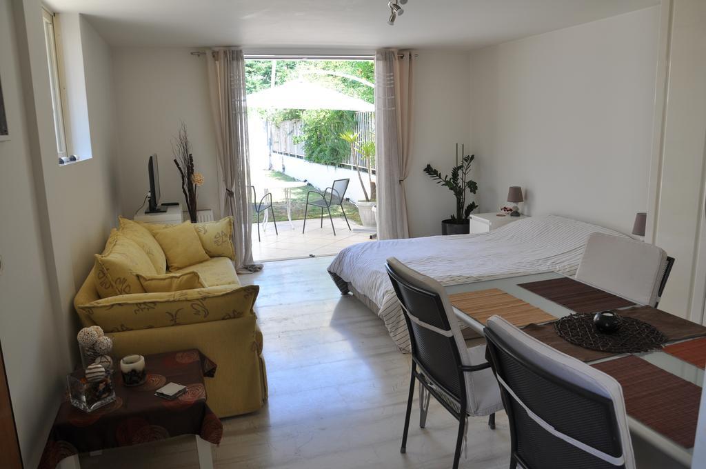 Cosy Studio With Garden / Individual Apartment เอเธนส์ ภายนอก รูปภาพ