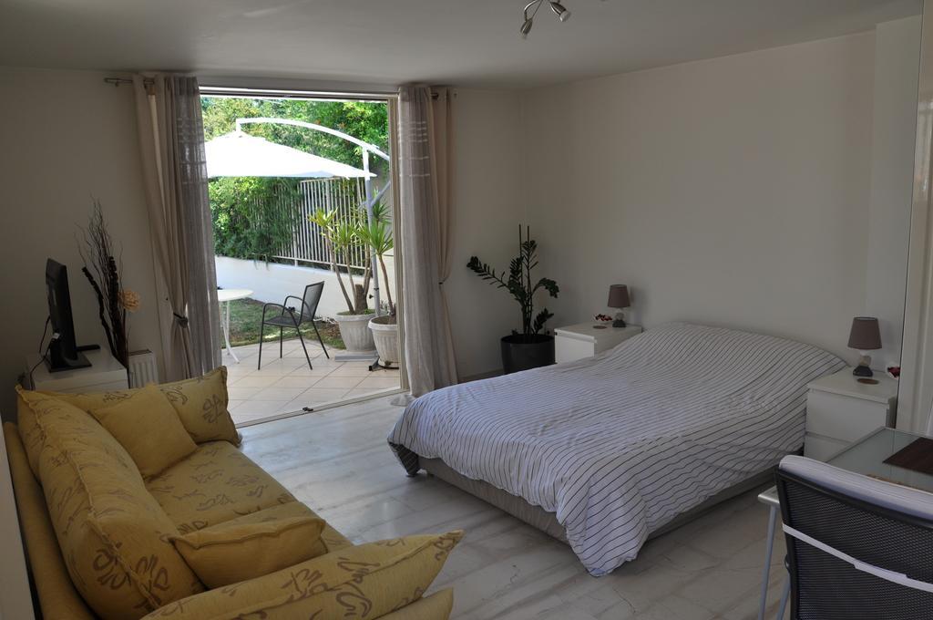 Cosy Studio With Garden / Individual Apartment เอเธนส์ ภายนอก รูปภาพ
