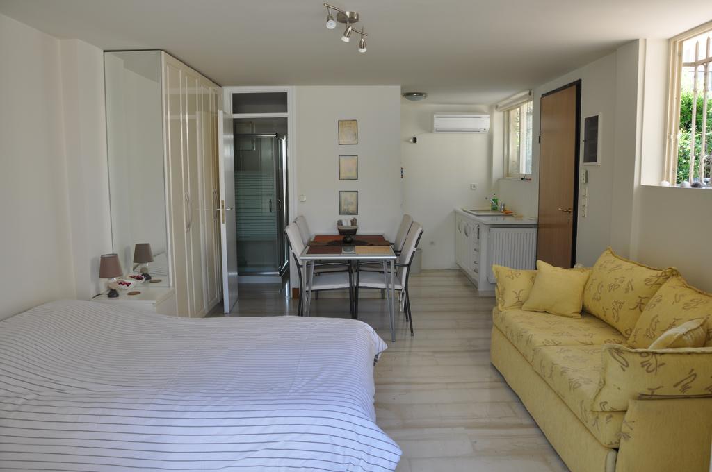 Cosy Studio With Garden / Individual Apartment เอเธนส์ ภายนอก รูปภาพ